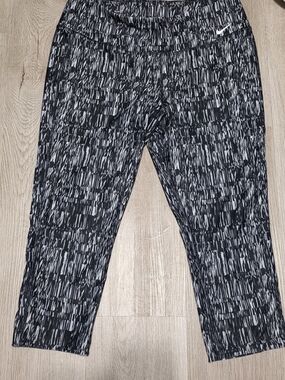 Nike Black & White Patterned Women’s Jogger Capri